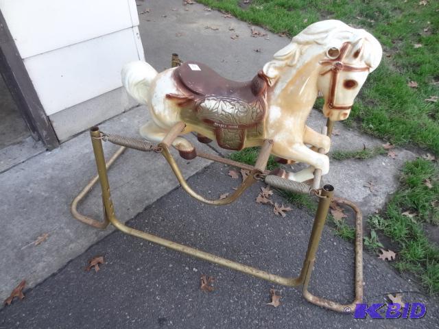 lot 21 image: Wonder Horse Kids Ride on Horse. Missing Hand...