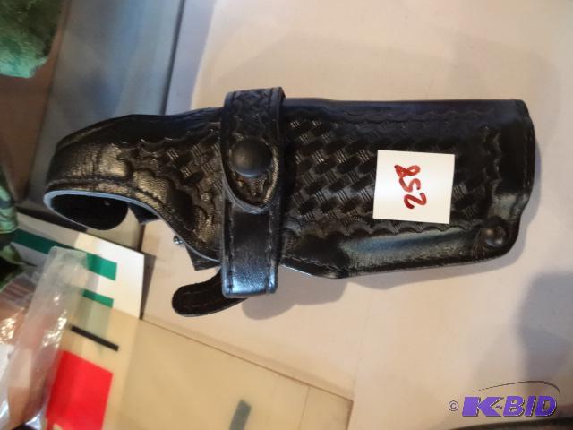 lot 258 image: Heavy Duty Pistol Holster....