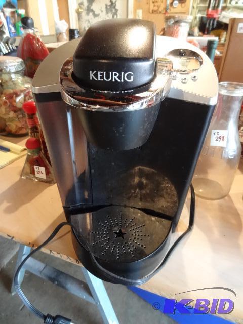 lot 283 image: Kuerig Single Cup Coffee Maker, Needs Vinegar...