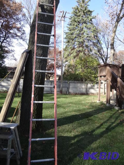 lot 29 image: 12 Fiberglass Ladder...