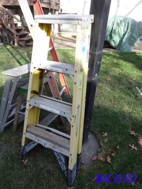 lot 32 image: 4 Step Ladder, Bottom Rung is Damaged...