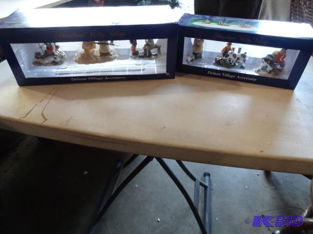 lot 327 image: Heartland Valley Village Figurines...