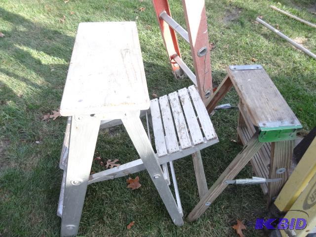 lot 33 image: 2 Wood Step Ladders 2...