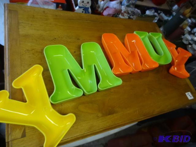 lot 351 image: Yummy Melamine Snack Dish Set Qty 2...