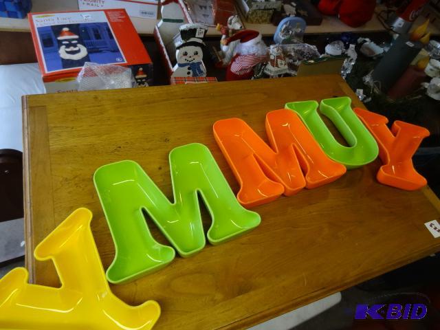 lot 352 image: Yummy Melamine Snack Dish Set Qty 2...