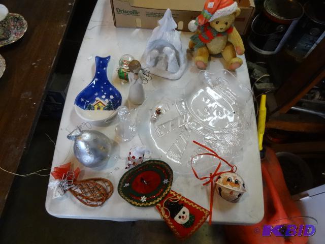 lot 371 image: Misc Christmas Dcor...