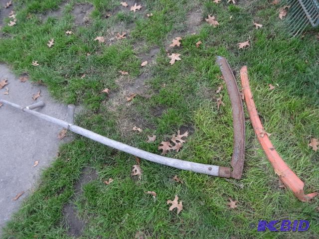 lot 44 image: Vintage Farm Scythe, comes with a Extra New B...