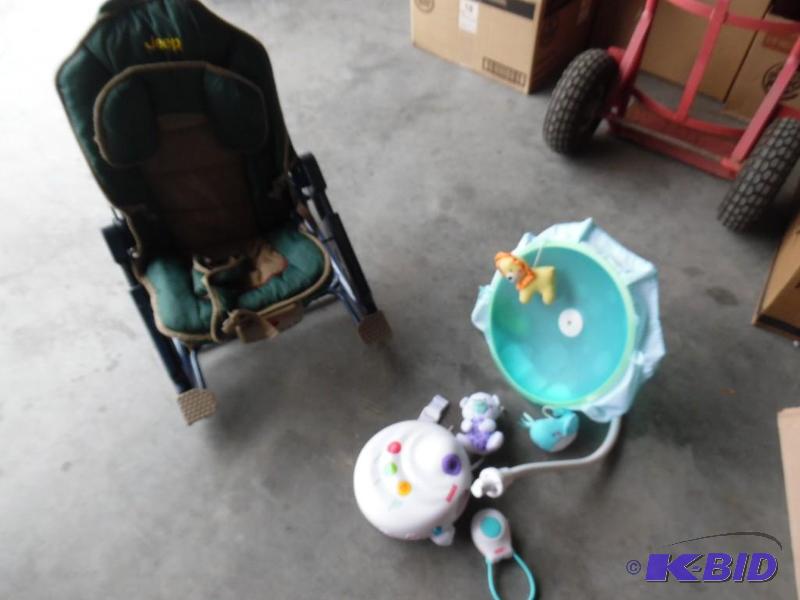 lot 10 image: Baby items