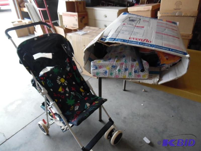 lot 15 image: Baby items