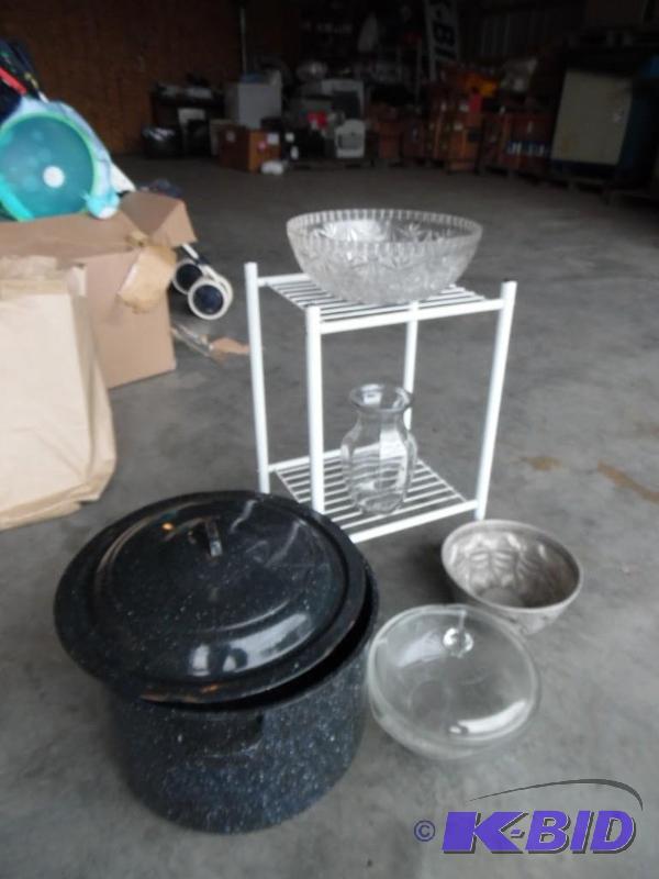 lot 7 image: Kitchen items