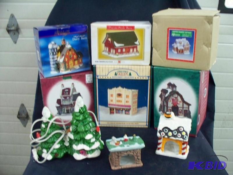 lot 19 image: Lot of Christmas Decor...