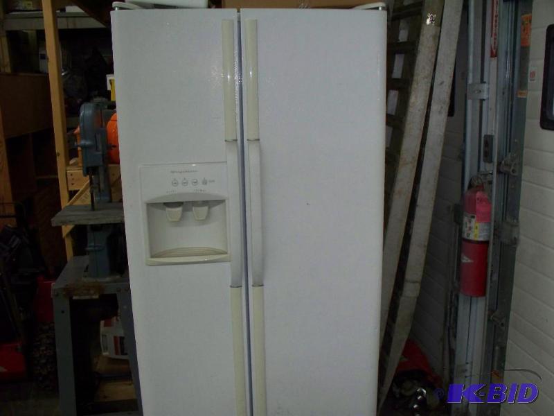lot 2 image: Frigidaire refrigerator with waterice dispen...