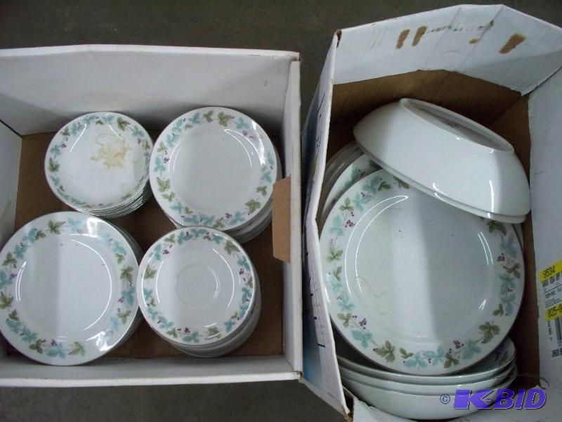lot 31 image: Vintage Fine China #6701 13- plates, 2- oval ...