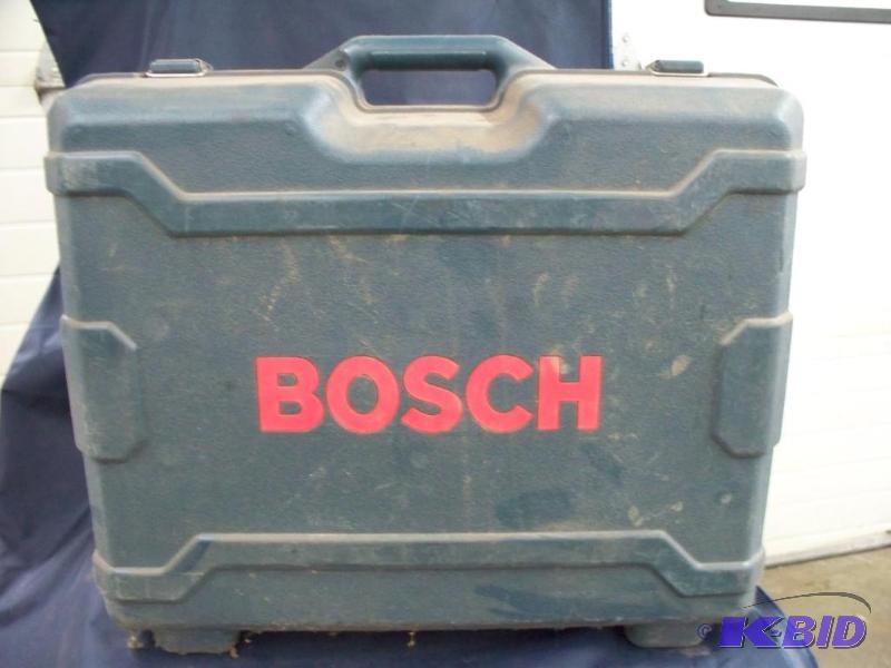 lot 32 image: Bosch tool set no batteries...