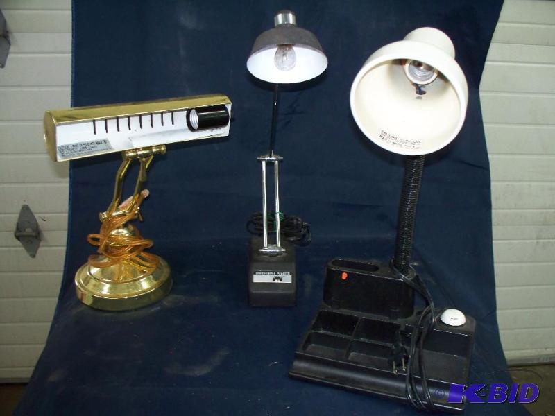 lot 52 image: Lot of 3 lamps...
