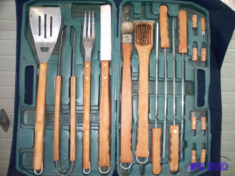 lot 53 image: Grilling set...