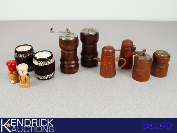 lot 106 image: 5 Sets of Vintage Wood Salt and Pepper Shakers