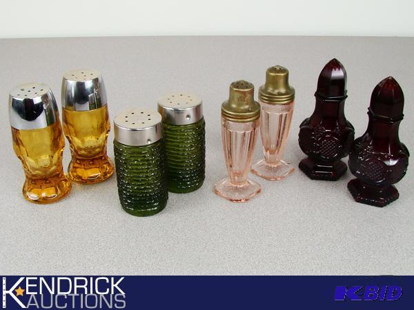lot 107 image: 4 Sets of Vintage Glass Salt and Pepper Shakers