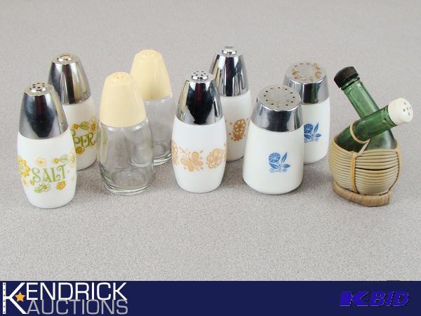 lot 110 image: 5 Sets of Vintage Salt and Pepper Shakers