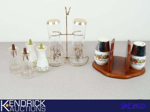 lot 117 image: 4 Sets of Vintage Salt and Pepper Shakers