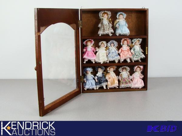 lot 118 image: Vintage Hinged Porcelain Doll Collection in Gailstyn Sutton Wood Case