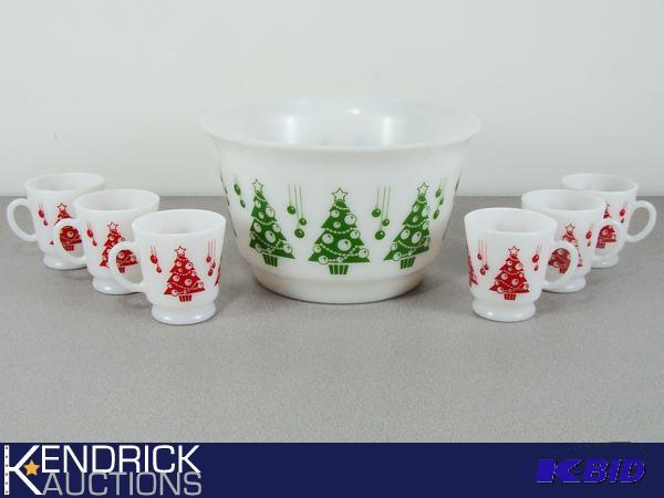 lot 133 image: Hazel Atlas 7 Piece Holiday Nog Serving Set