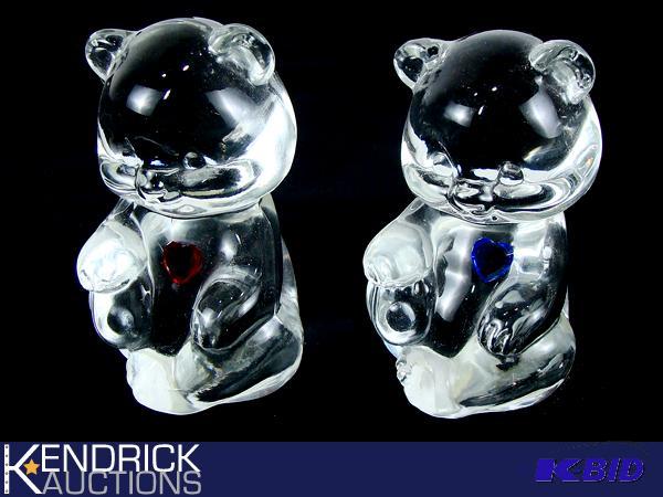 lot 172 image: 2 Fenton Glass Bears