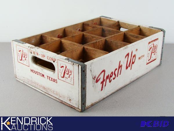 lot 22 image: Vintage 7-Up Wood Crate