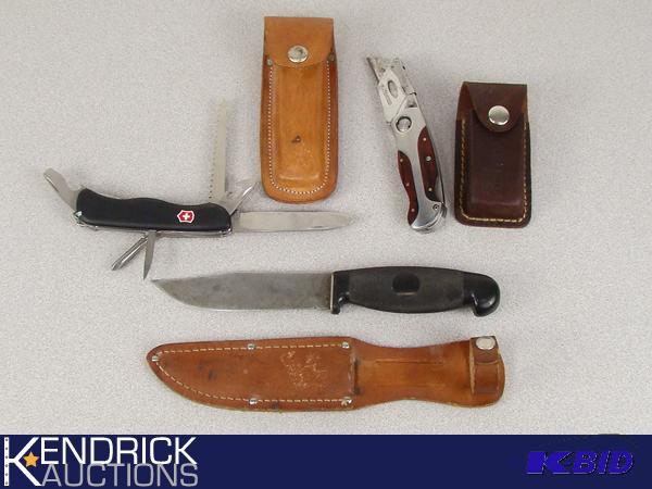 lot 27 image: Lot of Collectible Pocket Knives in Leather Cases