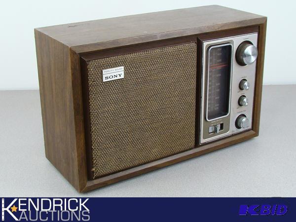 lot 42 image: Vintage Sony ICF-9650W Radio