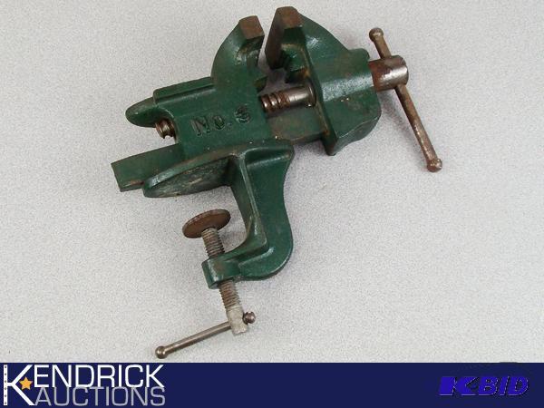 lot 46 image: Vintage Littlestown Cast Iron Vice No. 3