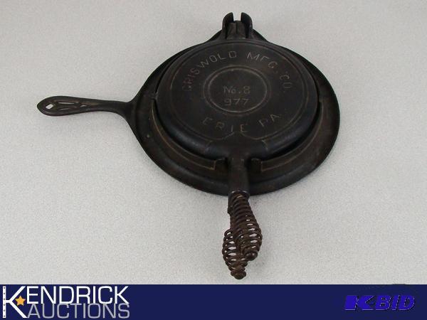 lot 51 image: Antique 1901 Griswold Cast Iron Waffle Iron No. 8 with Low Base