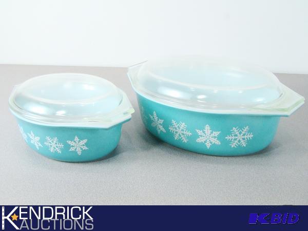lot 56 image: Vintage Pyrex Lidded 2 12 Qt. and 1 12 Qt. Baking Dishes