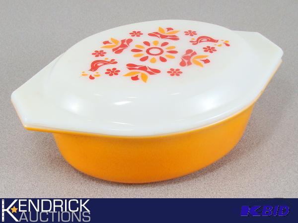 lot 59 image: Vintage Pyrex 1 12 Qt. Lidded Baking Dish