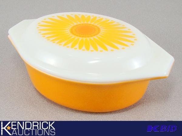 lot 60 image: Vintage Pyrex 1 12 Qt. Lidded Baking Dish