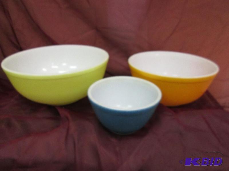 lot 108 image: 3 colored Pyrex nesting bowls...