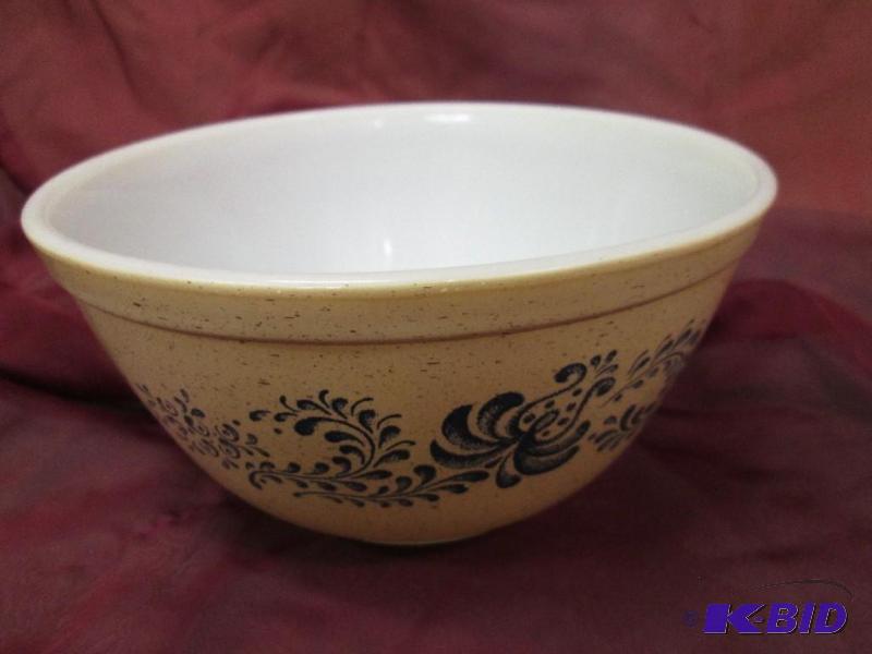 lot 170 image: Pyrex bowl, 7...