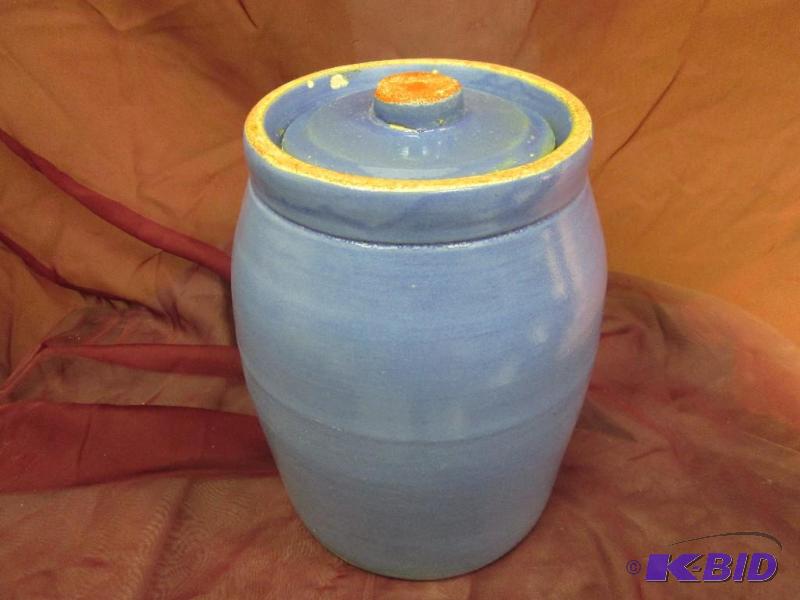 lot 185 image: Blue urn with cover, 9.5 inches tall...