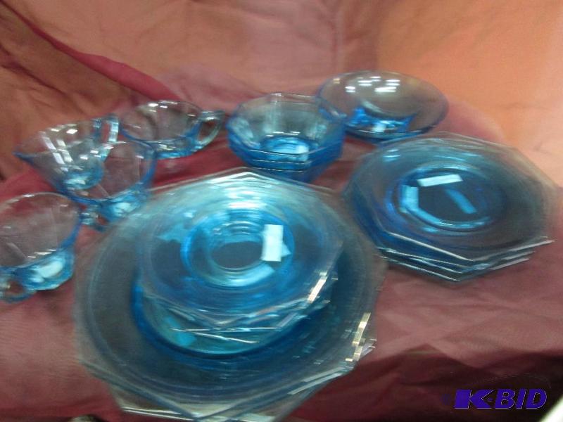 lot 196 image: Set of Peacock dishes, large and medium plate...