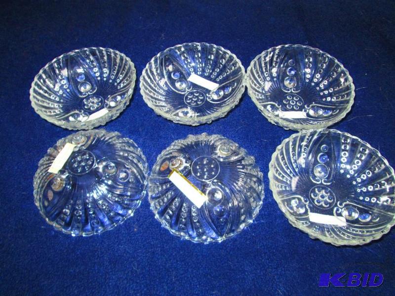 lot 211 image: Clear sauce bowls with feet, came in Quaker O...