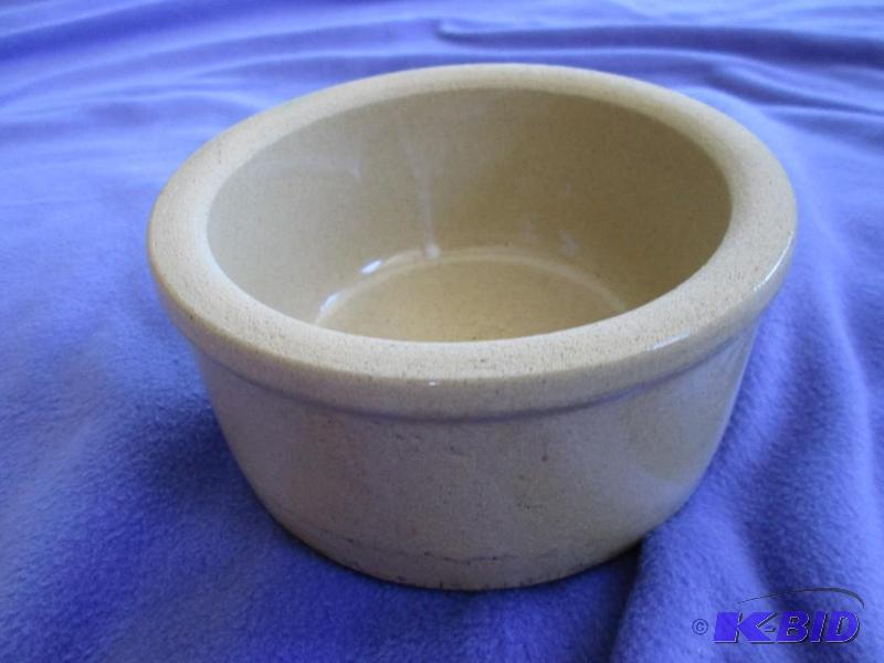 lot 215 image: Small Roseville crock, 5.5...