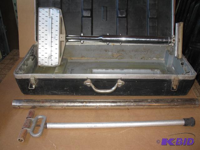 lot 17 image: Large carpets stretching tools...