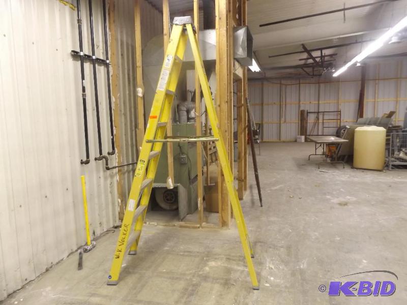 lot 242 image: Keller Fiberglass 8 foot A frame ladder...