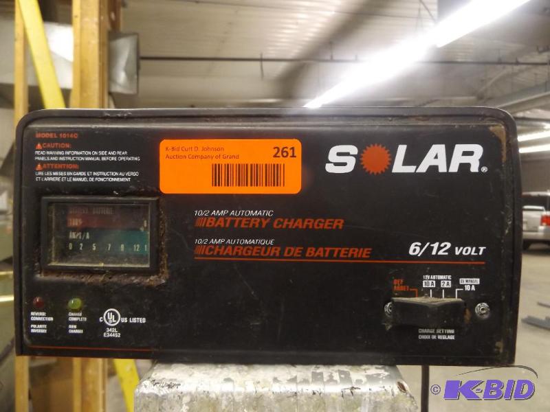 lot 261 image: Solar Battery Charger 612 volt...