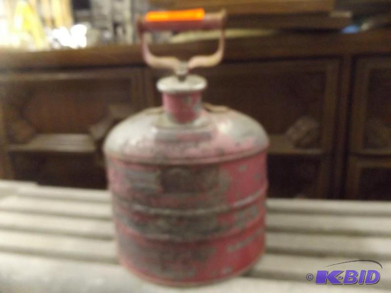 lot 287 image: Older metal gas can...