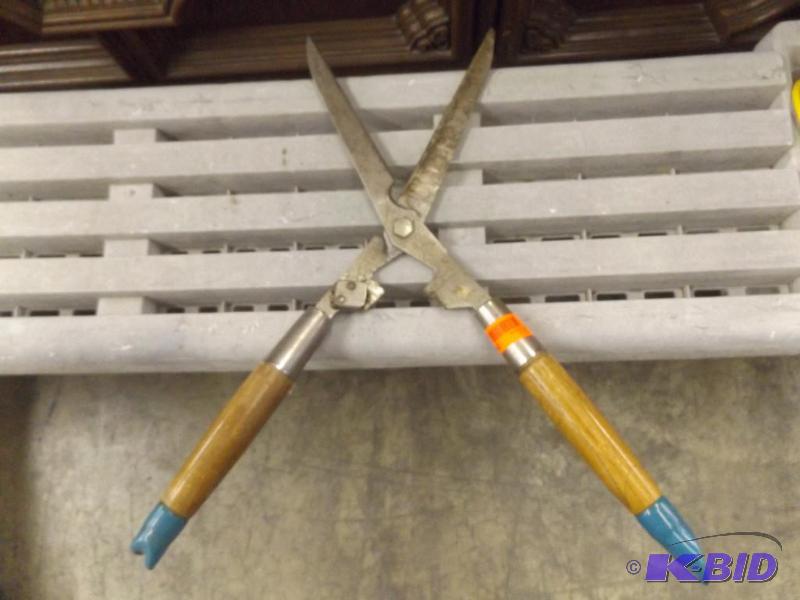 lot 296 image: Craftsman Lopping Sheers...