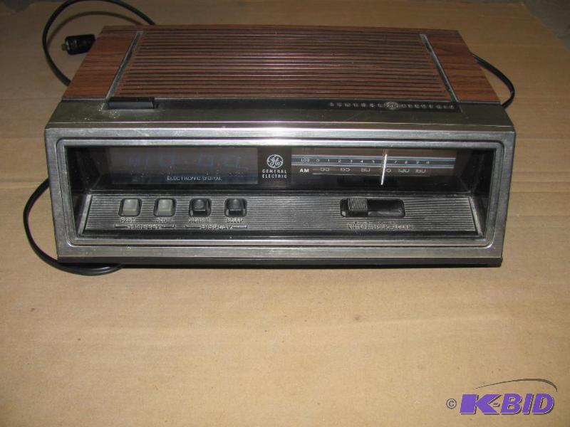 lot 100 image: Vintage GE Digital Clock Radio. Powered up an...