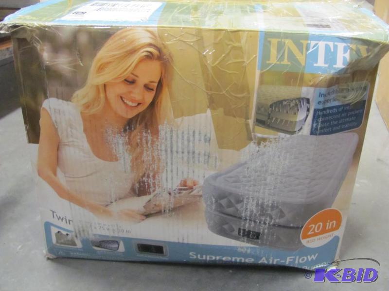 lot 33 image: If you need quick bedding options at home, th...