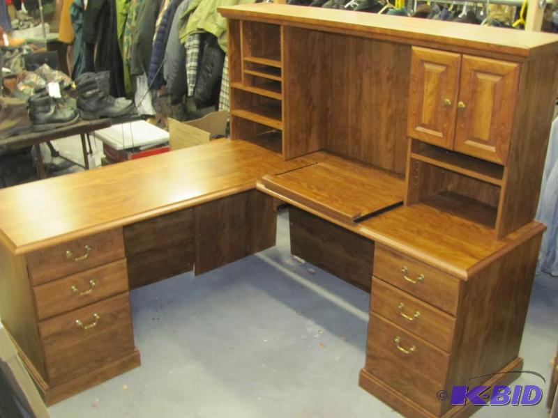 lot 72 image: Large L-Shaped Corner Desk with Hutch and lot...