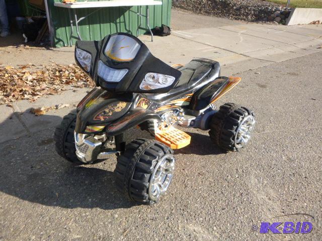 lot 128 image: Childs ATV 12 volt, has battery, no charger....
